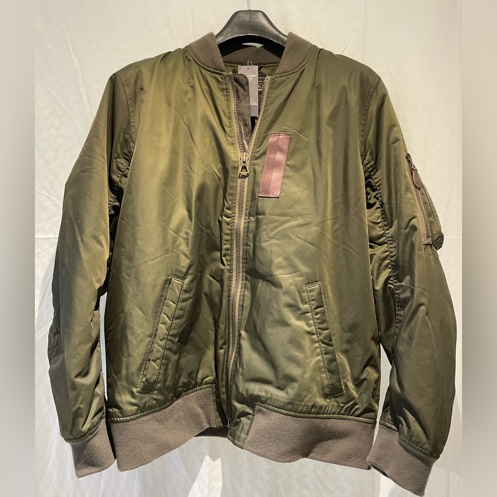 Gorgeous updated throwback bomber jacket. A real head-turner. Amazing quality.